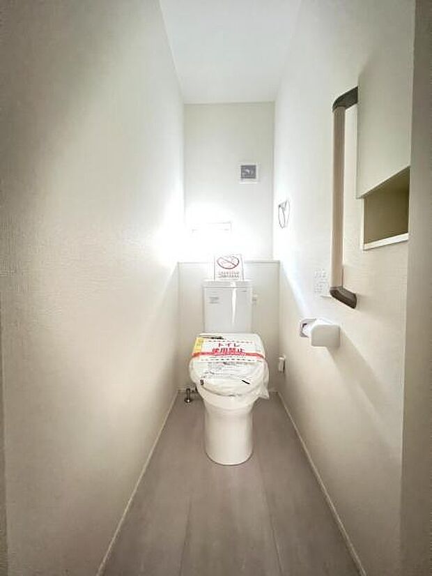 シャワー洗浄機能付のトイレは、清潔感が印象的な空間ですね。