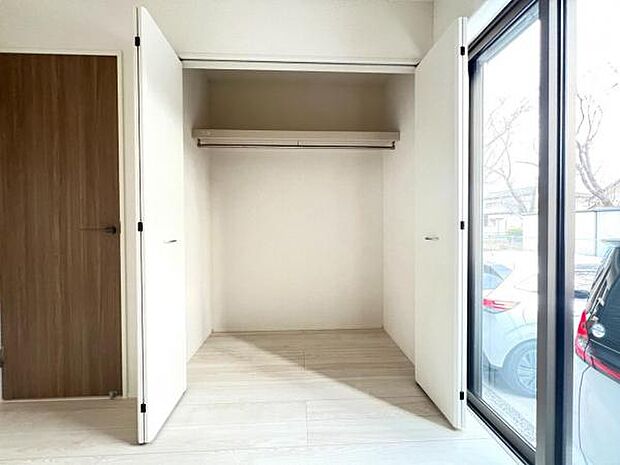 いつでもお部屋をスッキリお使い頂ける収納スペースを設置。