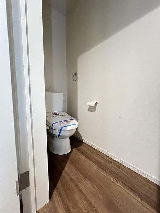 シャワー洗浄機能付のトイレは、清潔感が印象的な空間ですね。