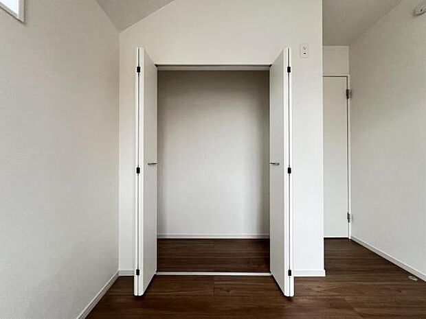 中の物を確認しやすく、取り出しやすい収納スペース。お部屋を広々とお使いいただけます。