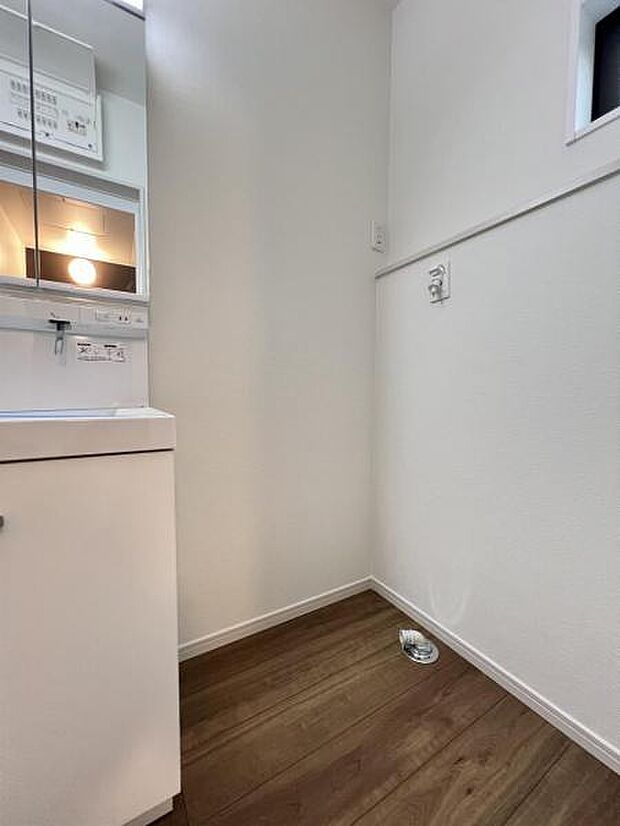 独立洗面台の横にはランドリースペースがございます。