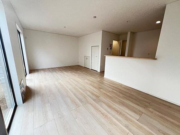 お食事中もキッチンと会話が楽しめるダイニングスペース。