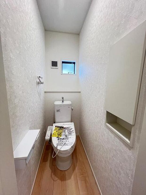 シャワー洗浄機能付のトイレは、清潔感が印象的な空間ですね。