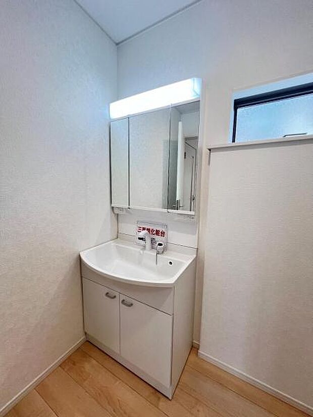 洗面化粧台です。朝の身支度から1日が始まります。