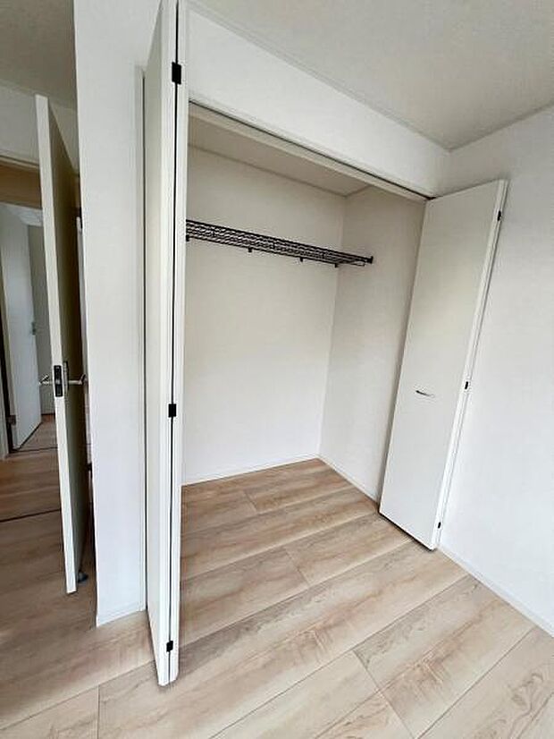 中の物を確認しやすく、取り出しやすい収納スペース。お部屋を広々とお使いいただけます。