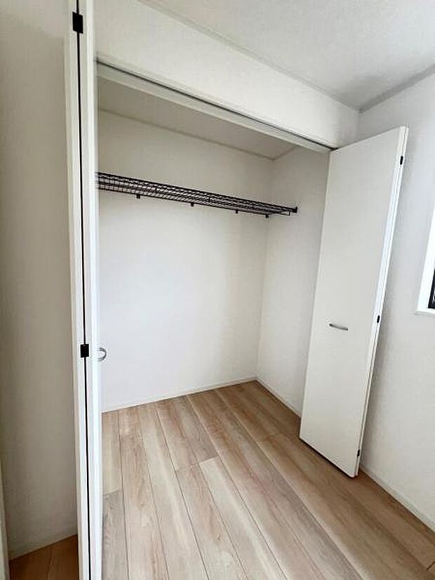 いつでもお部屋をスッキリお使い頂ける収納スペースを設置。