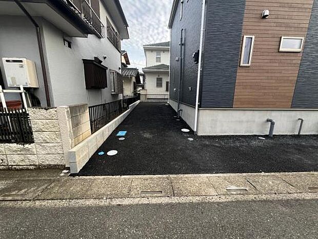 駐車場ももちろん完備しておりますのでお車所有の方にも心強いです。