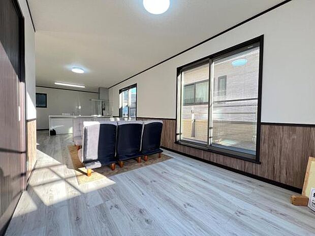 お食事中もキッチンと会話が楽しめるダイニングスペース。