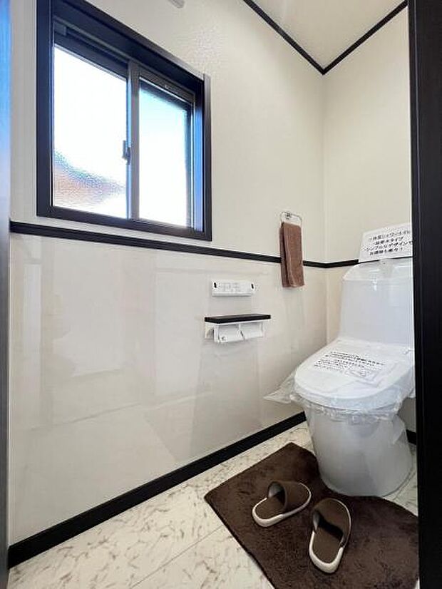 シャワー洗浄機能付のトイレは、清潔感が印象的な空間ですね。