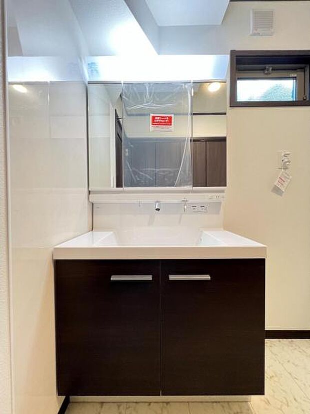 洗面化粧台です。朝の身支度から1日が始まります。