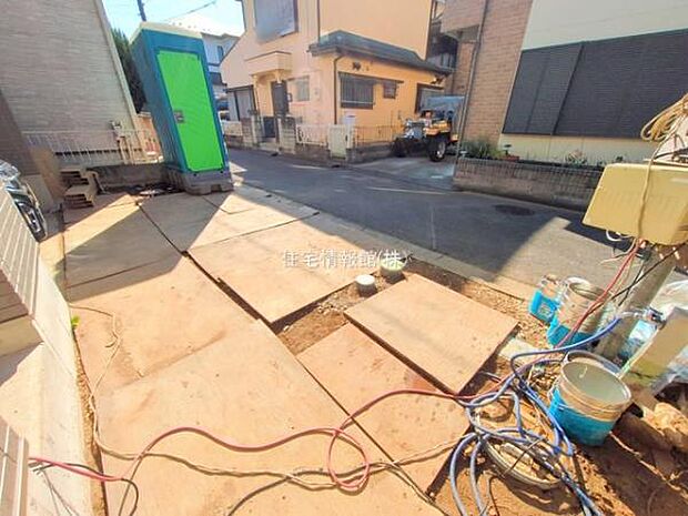 前面道路を含めた現地写真です。