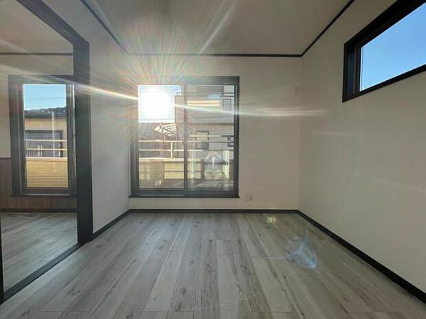 木の温もりが優しいフローリングの収納スペース付き洋室です。