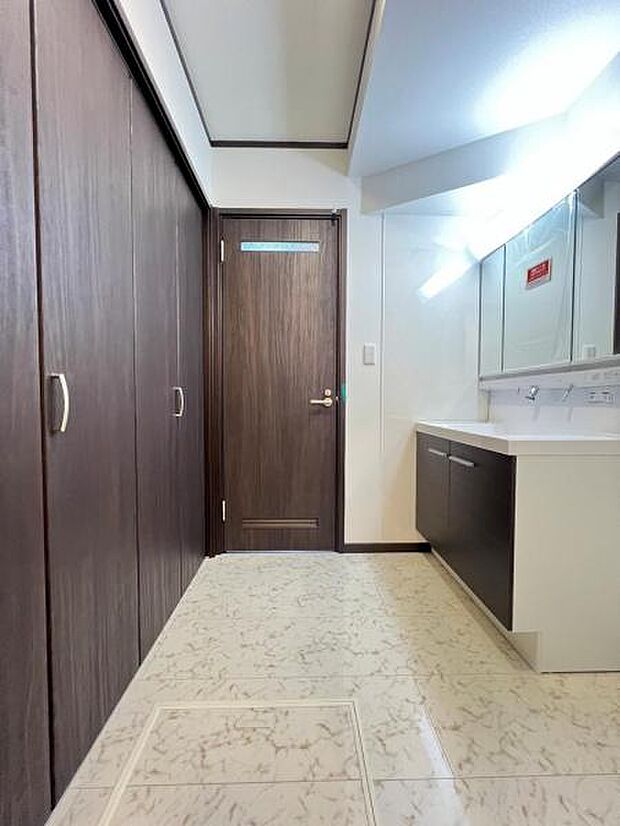 快適で清潔感がある脱衣スペースです。