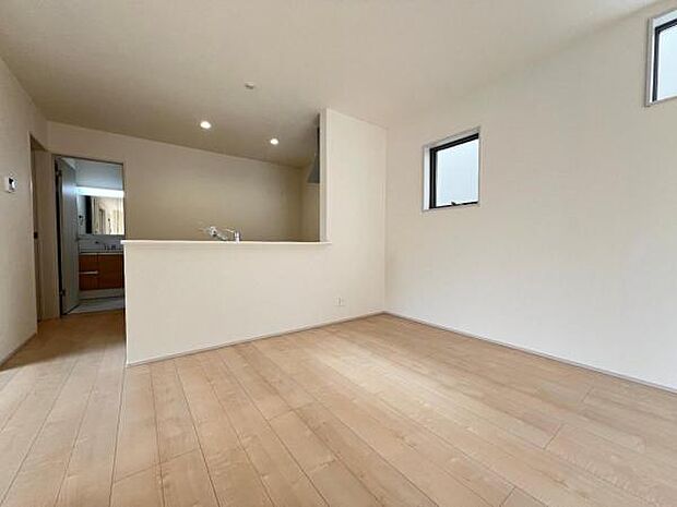 お食事中もキッチンと会話が楽しめるダイニングスペース。