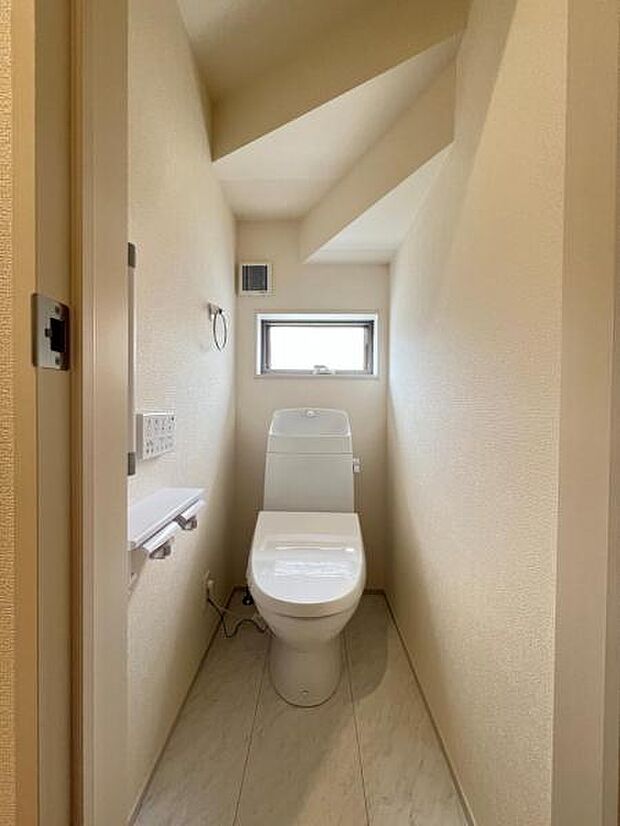 シャワー洗浄機能付のトイレは、清潔感が印象的な空間ですね。
