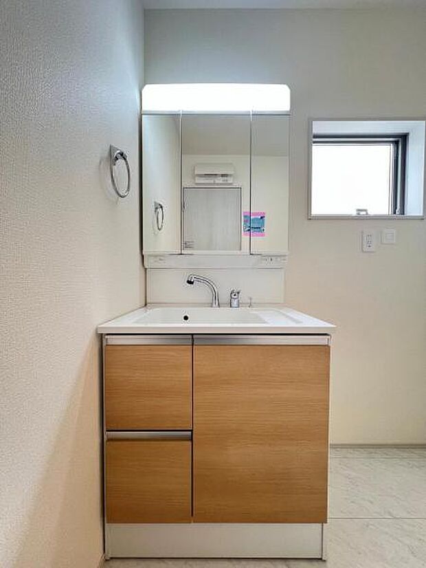 シャワー付き洗面化粧台です。手軽にシャンプーができ、お掃除もしやすいですね。