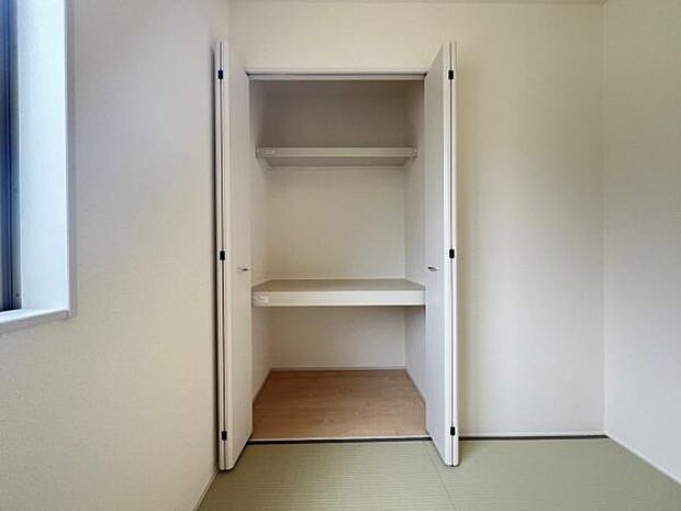 いつでもお部屋をスッキリお使い頂ける収納スペースを設置。
