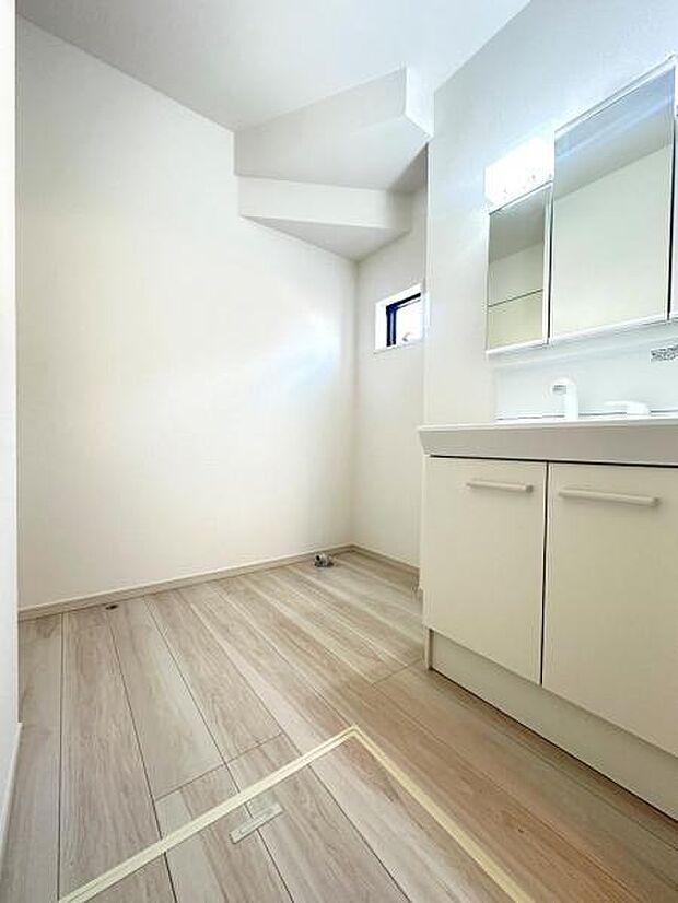 快適で清潔感がある脱衣スペースです。