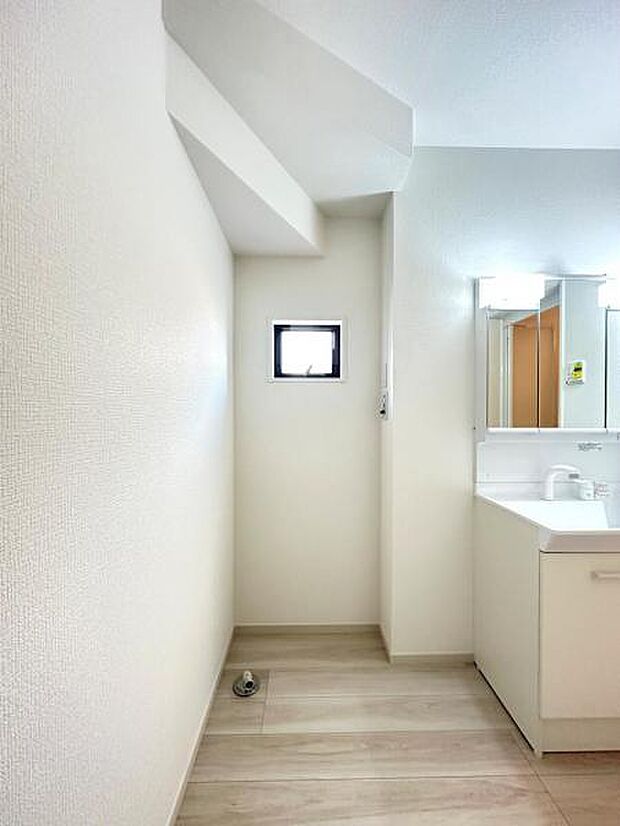 独立洗面台の横にはランドリースペースがございます。