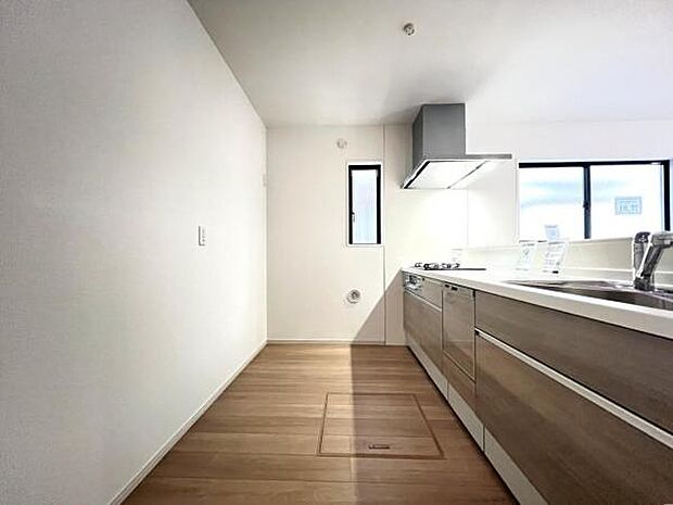 作業スペースが広く家事動線をゆったりと確保できるキッチンです。