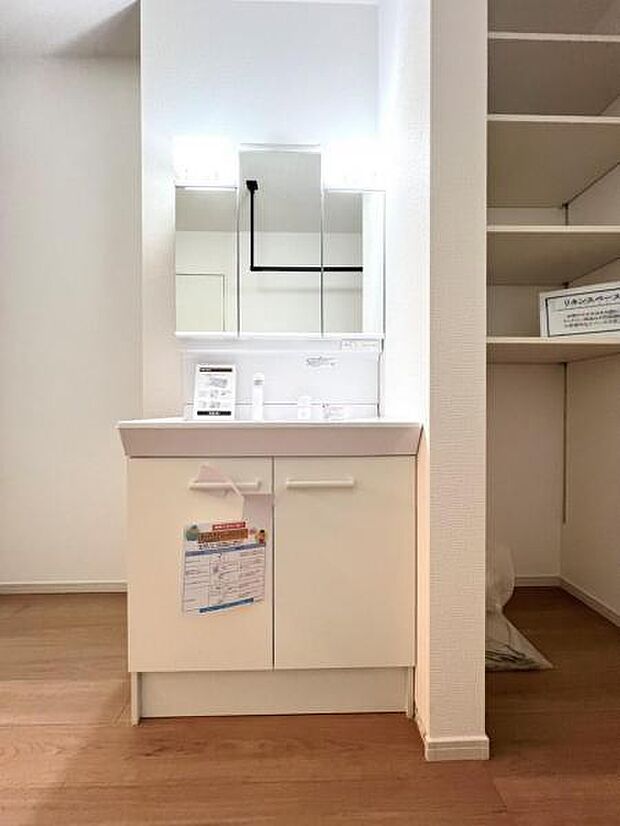 洗面化粧台です。朝の身支度から1日が始まります。