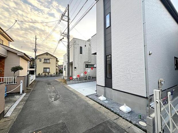 前面道路を含めた現地写真です。