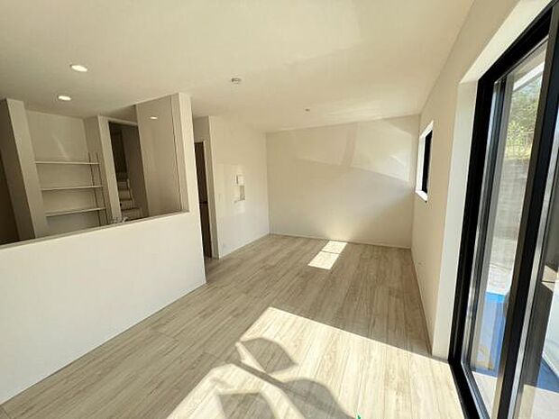 お食事中もキッチンと会話が楽しめるダイニングスペース。