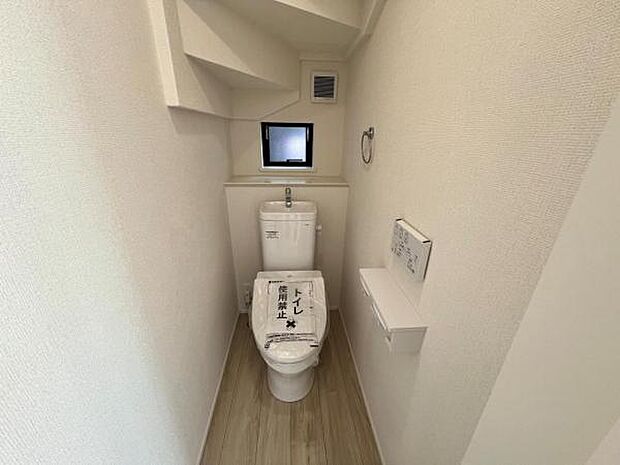 シャワー洗浄機能付のトイレは、清潔感が印象的な空間ですね。