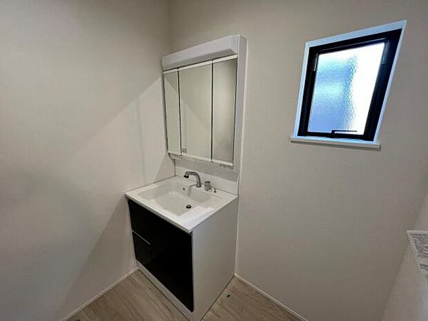 洗面化粧台です。朝の身支度から1日が始まります。