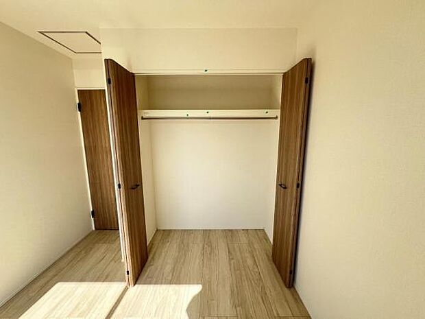 いつでもお部屋をスッキリお使い頂ける収納スペースを設置。