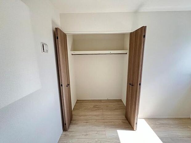 中の物を確認しやすく、取り出しやすい収納スペース。お部屋を広々とお使いいただけます。