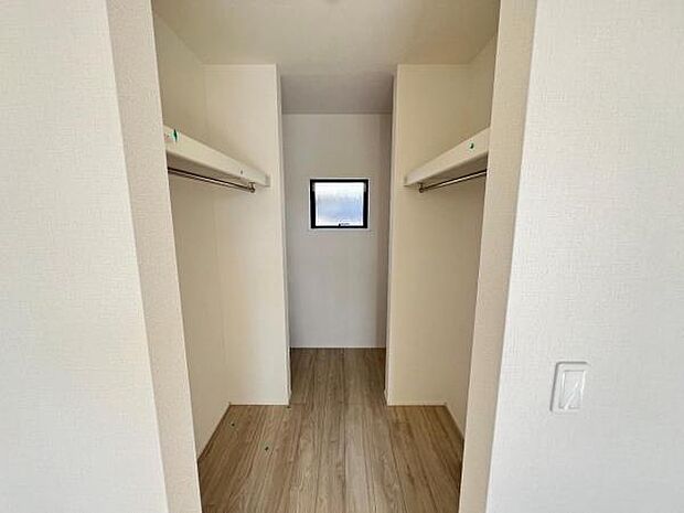 ウォークインクローゼットがあり収納スペースも豊富。季節物もスッキリ片付きそうです。