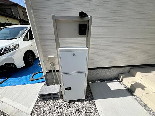 TVドアホンとポストが付いた門柱です。