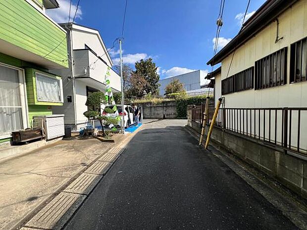 前面道路を含めた現地写真です。