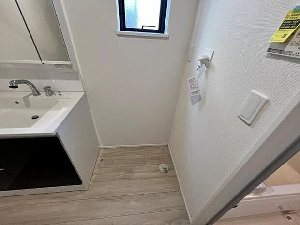 独立洗面台の横にはランドリースペースがございます。