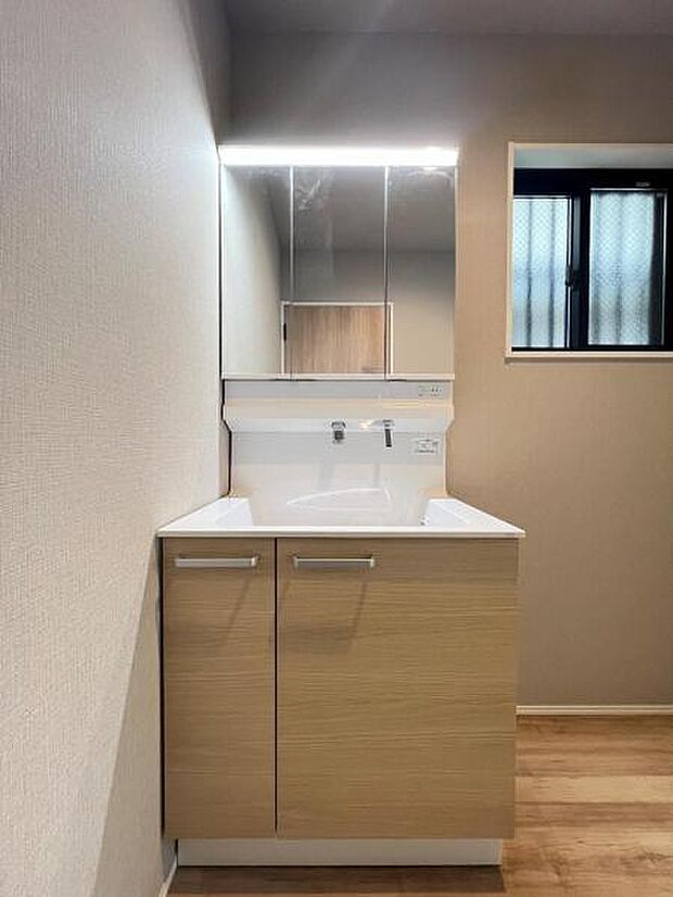 洗面化粧台です。朝の身支度から1日が始まります。