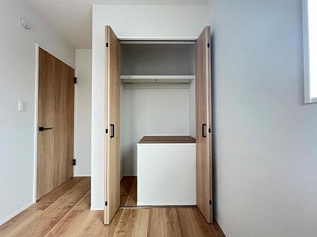 中の物を確認しやすく、取り出しやすい収納スペース。お部屋を広々とお使いいただけます。