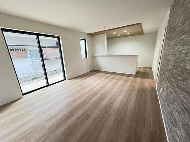 お食事中もキッチンと会話が楽しめるダイニングスペース。