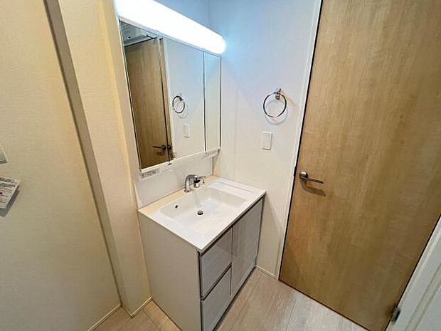 洗面化粧台です。朝の身支度から1日が始まります。