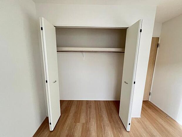 いつでもお部屋をスッキリお使い頂ける収納スペースを設置。