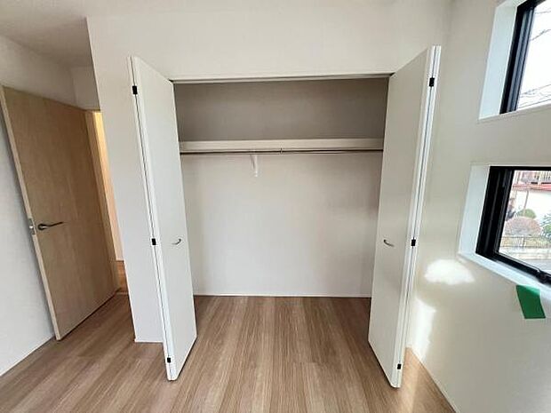 枕棚とハンガーパイプの付いたクローゼットです。