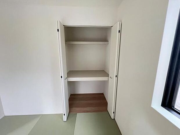 中の物を確認しやすく、取り出しやすい収納スペース。お部屋を広々とお使いいただけます。