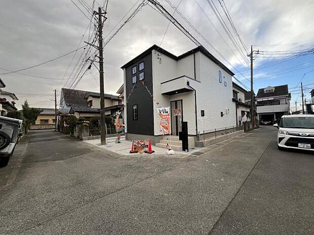 前面道路を含めた現地写真です。ぜひ周辺環境も併せてご覧ください。
