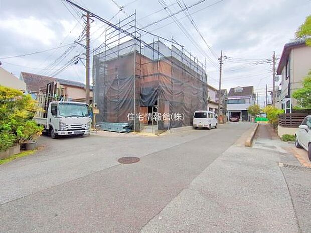 前面道路を含めた現地写真です。