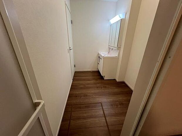 快適で清潔感がある脱衣スペースです。