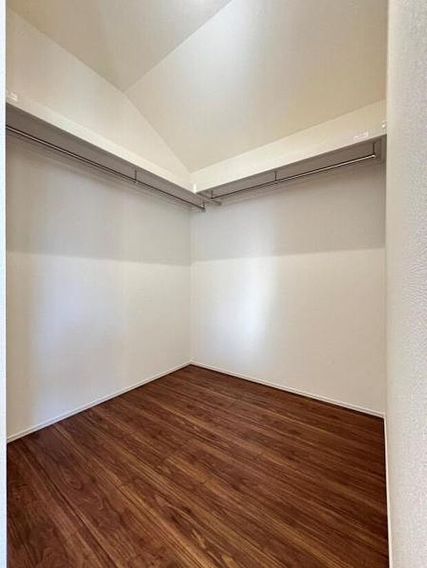 ウォークインクローゼットがあり収納スペースも豊富。季節物もスッキリ片付きそうです。