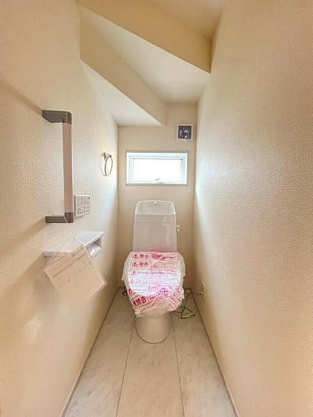 シャワー洗浄機能付のトイレは、清潔感が印象的な空間ですね。