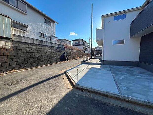 前面道路を含めた現地写真です。ぜひ周辺環境も併せてご覧ください。