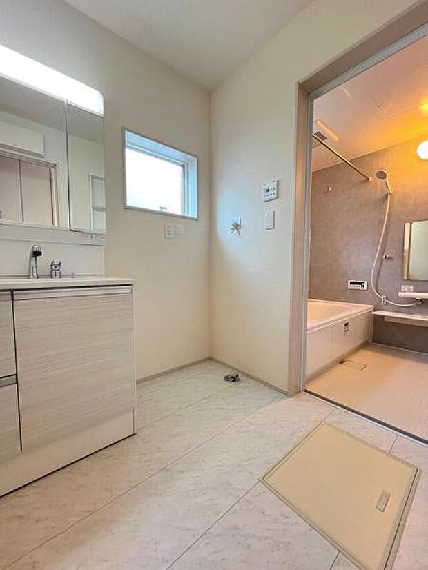 独立洗面台の横にはランドリースペースがございます。