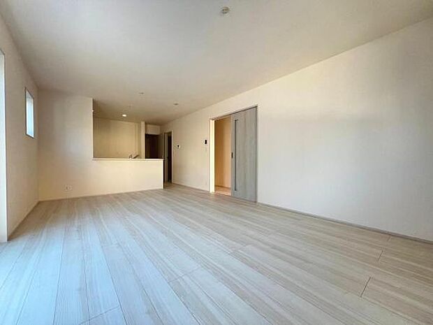 お食事中もキッチンと会話が楽しめるダイニングスペース。